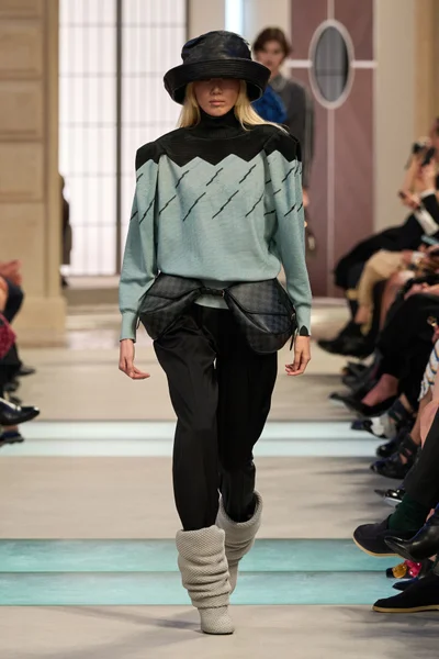 Look 28